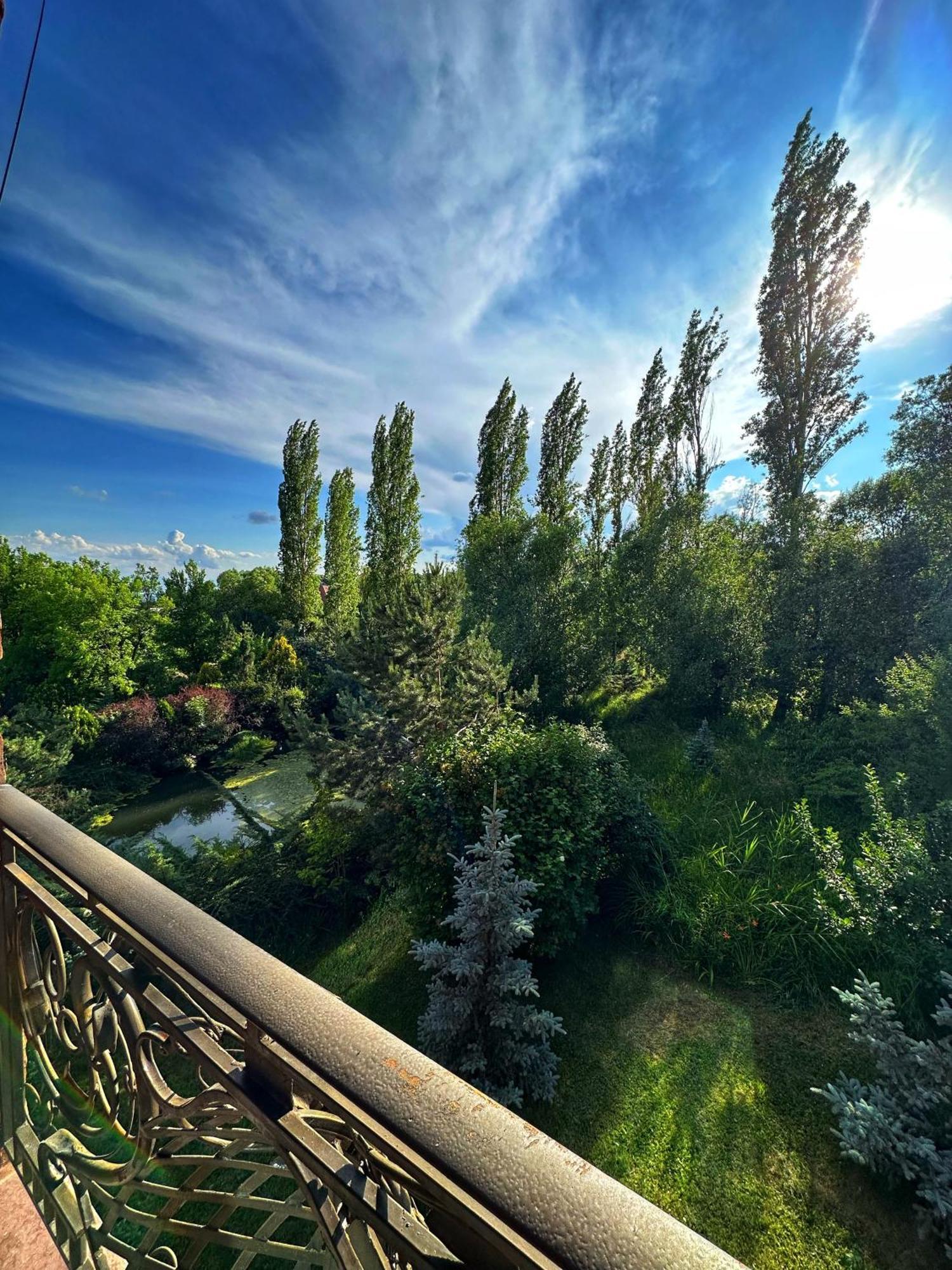 Ma Byurakan Buitenkant foto