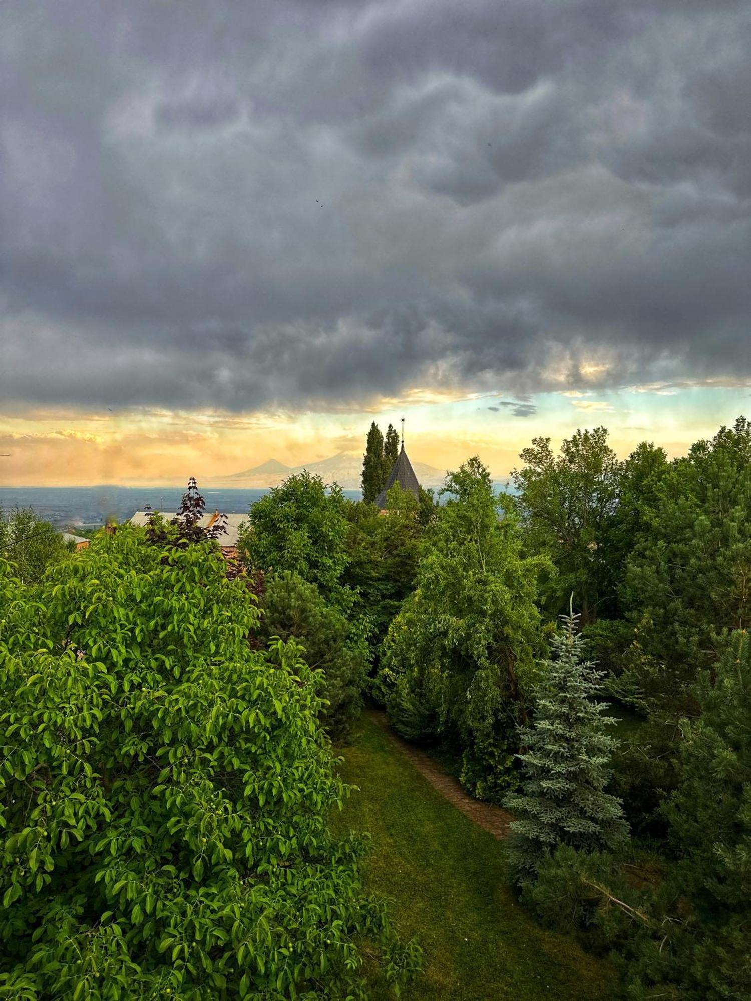 Ma Byurakan Buitenkant foto
